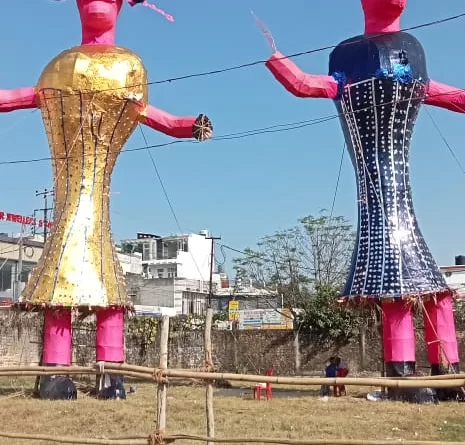 रामलीला मे रावण और मेघनाद के विशालकाय पुतले बनकर तैयार