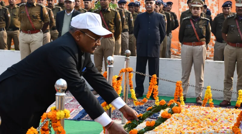 51वे विजय दिवस के अवसर पर शहीद स्मारक पर पुष्प चक्र अर्पित कर शहीदों को दी श्रद्धांजलि