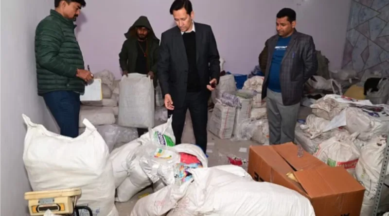 कुमाऊं कमिश्नर ने मारा छापा गोदाम से 70 क्विंटल प्रतिबंधित पॉलीथिन बरामद