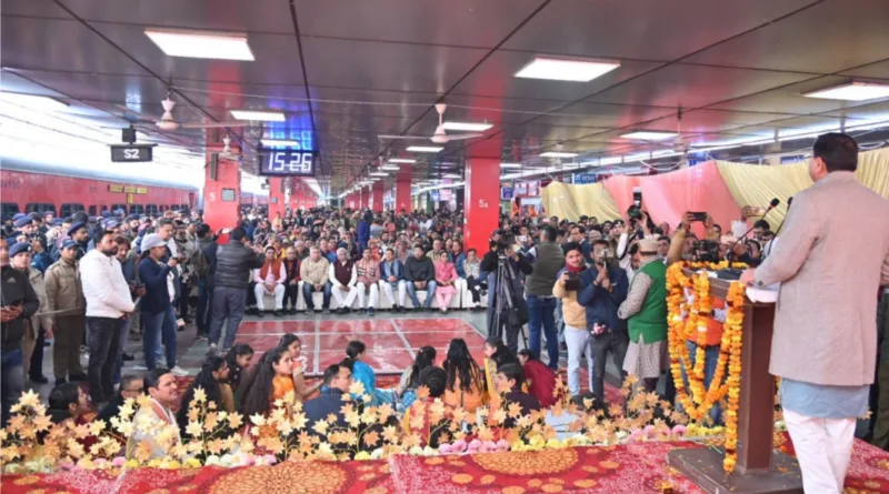 अयोध्या जाने वाली आस्था स्पेशल को मुख्यमंत्री ने दिखाई हरी झंडी