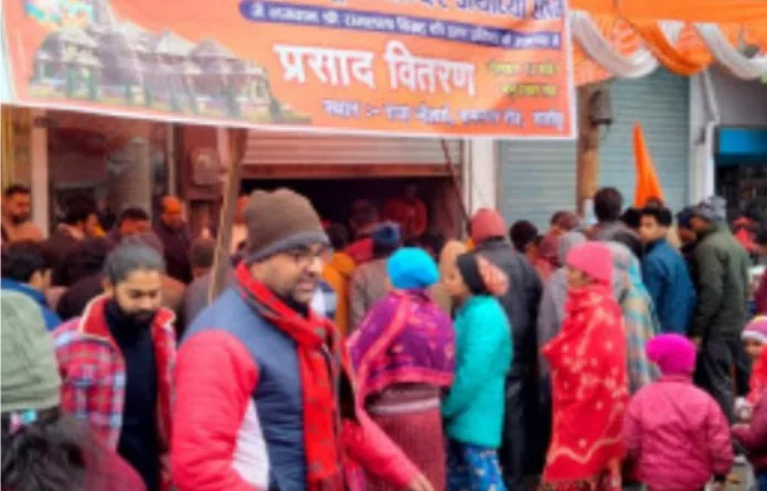 प्राण प्रतिष्ठा पर नगर के प्रतिष्ठानों व मन्दिरों मेें हलवे का प्रसाद वितरण