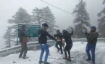 सीजन की पहली बर्फबारी, बर्फ की फुहारों के बीच जमकर झूमे लोग