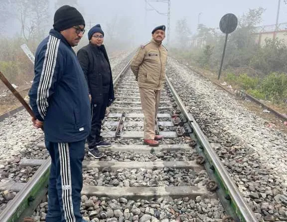 रेल पटरी में संदिग्ध परिस्थितियों में युवक का कटा हुआ शव बरामद