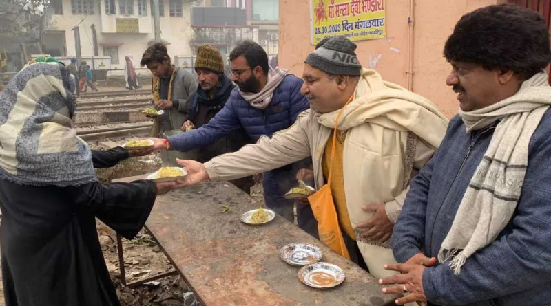 प्राचीन काली मंदिर पर राष्ट्रीय स्वयंसेवक संघ द्वारा वितरित किया खिचड़ी का प्रसाद