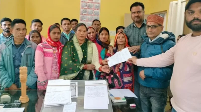 आवास योजना का लाभ नहीं मिलने पर ग्रामीणों नेे बीडीओ का किया घेराव