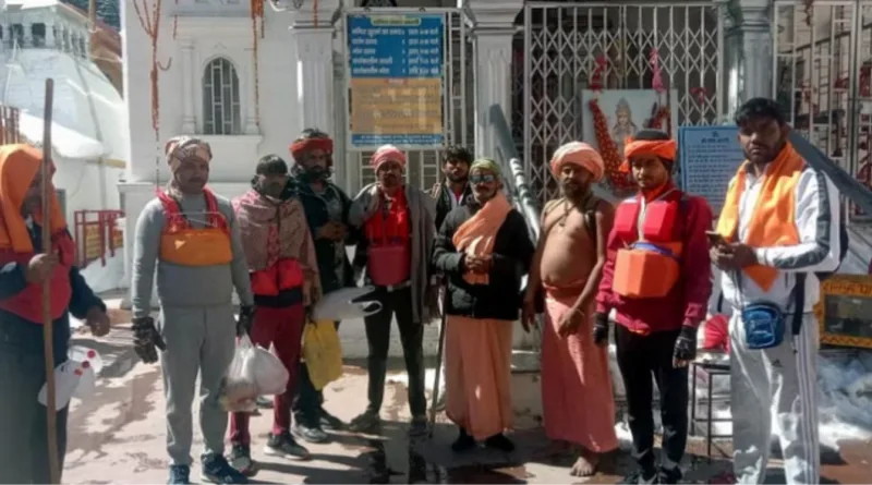 कांवड - बर्फबारी के बीच शिव भक्त गंगोत्री धाम से गंगा जल भरने पहुंच रहे