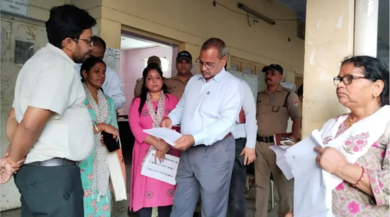 काशीपुर पहुंच डीएम ने बीएलओ को 15 अप्रैल तक सभी मतदाताओं को मतदाता पर्ची बांटने के दिये निर्देश