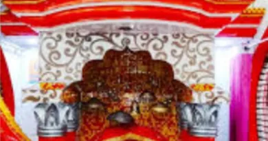 नवरात्रि के प्रथम दिवस मंदिरों में भारी भीड़, महिलाओं ने की बाजार से पूजा से संबंधित सामग्री की खरीदारी की