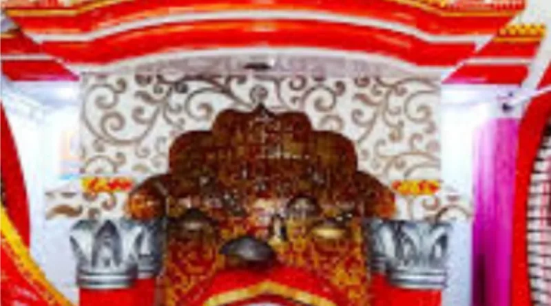 नवरात्रि के प्रथम दिवस मंदिरों में भारी भीड़, महिलाओं ने की बाजार से पूजा से संबंधित सामग्री की खरीदारी की