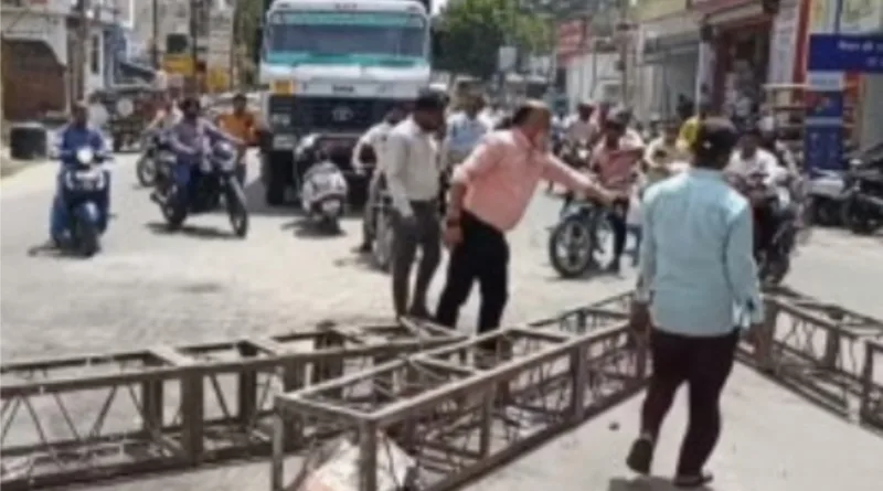 आरओबी पर आवाजाही बन्द, जनप्रतिनिधियों को कोसती नजर आयी जनता