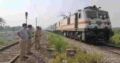 बदमाशों ने सिग्नल पर गीली मिट्टी लगाकर ट्रेनों में की लूटपाट