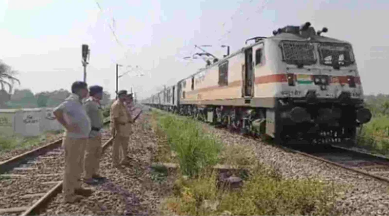 बदमाशों ने सिग्नल पर गीली मिट्टी लगाकर ट्रेनों में की लूटपाट