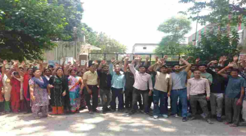 दवा फैक्ट्री गेट पर किया श्रमिकों ने प्रदर्शन