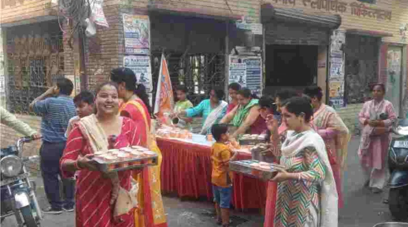 अखिल भारतीय अग्रवाल महासभा ने किया शरबत का वितरण