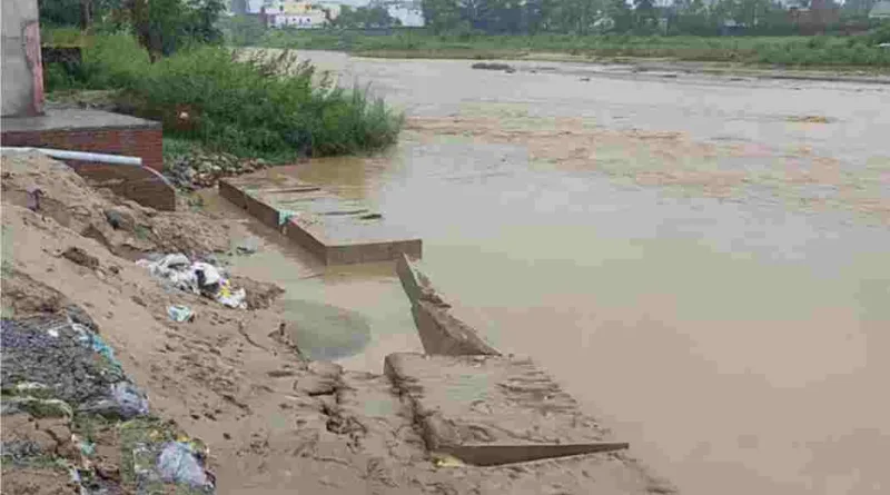पहला बहाव भी नहीं झेल सकी ढेला नदी के तट पर की गई पिचिंग