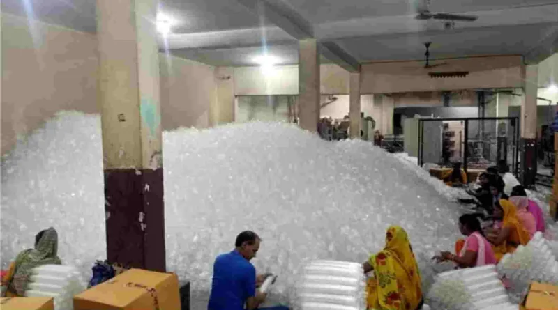अवैध रूप से प्लास्टिक डिस्पोजेबल ग्लास बना रही फैक्टरी पर छापा