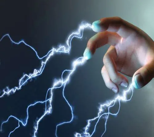 रेलिंग में लगे बिजली के तार पर करंट आने से युवक की मौत