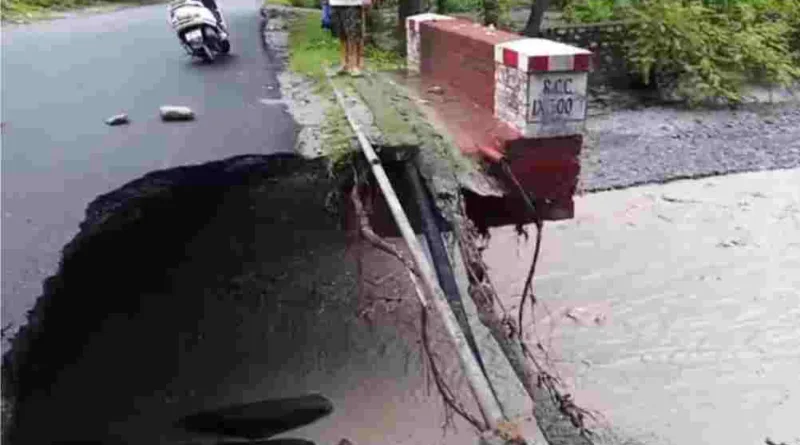 हल्द्वानी-देहरादून स्टेट हाईवे पर बना पुल खतरे की जद में