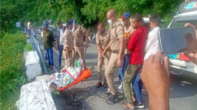 अज्ञात महिला का शव खाई में मिलने से हड़कंप