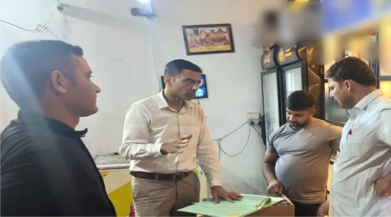 ग्राहक बनकर पहुंचे डीएम शराब की दुकान पर मारा छापा
