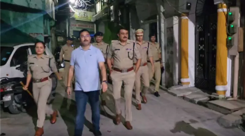 रेलवे स्टेशन के बाहर देर रात हंगामा बवाल व पथराव