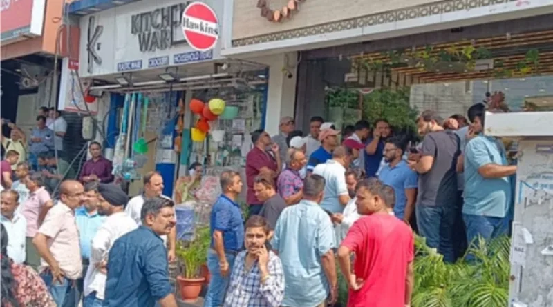 ब्रेकिंग न्यूज -- ज्वेलरी शोरूम में घुसकर दिनदहाड़े लूट