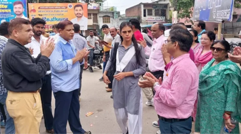 महामविद्यालय में आने वाले छात्र-छात्राओं का प्राचार्य ने गेट पर ताली बजाकर किया स्वागत