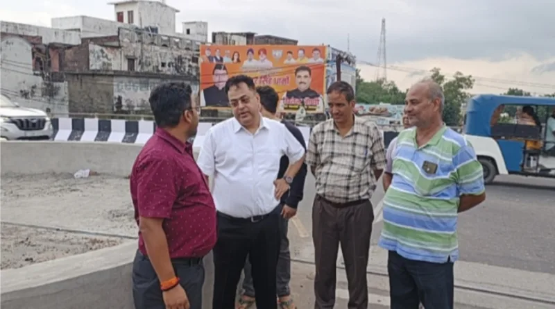 अधिशासी अभियंता सहित एसडीएम ने किया महाराणा प्रताप चौक स्थित रेलवे ओवर ब्रिज (आरओबी) का निरीक्षण
