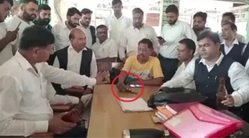 एनओसी लेने आये मुवक्किल ने वकील के ऊपर ताना तमंचा