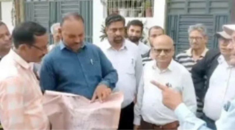 निर्माणाधीन द्रोण माइनर पर चिन्हीकरण करने पहुंची टीम का लोगों ने विरोध