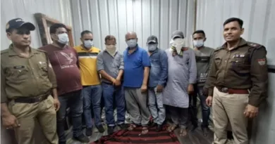 जुए के अड्डे पर छापेमारी सात गिरफ्तार, 3 लाख 30 हजार रुपए की नकदी और ताश के पत्ते बरामद