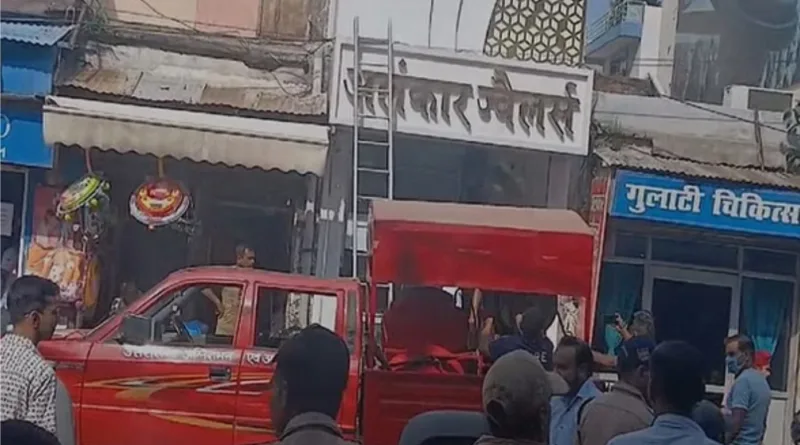 बाजार मे ंज्वैलरी की दुकान में शार्ट सर्किट से लगी आग