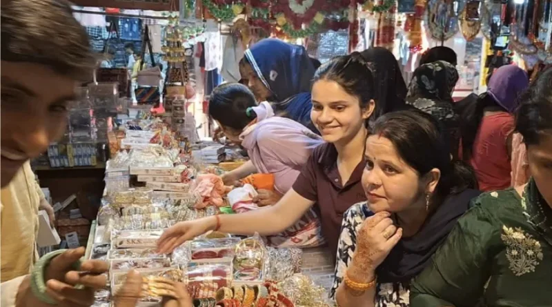 करवाचौथ पर बाजारों में महिलाओं की भीड़ उमड़ी