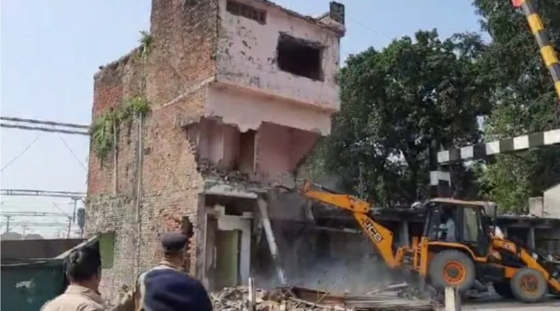 रेलवे भूमि से अतिक्रमण हटाने के लिए चली जेसीबी
