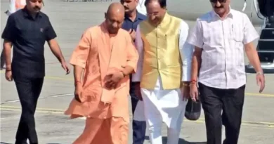 मुख्यमंत्री योगी आदित्यनाथ अपनी मां से मिलने हिमालयन अस्पताल पहुंचे