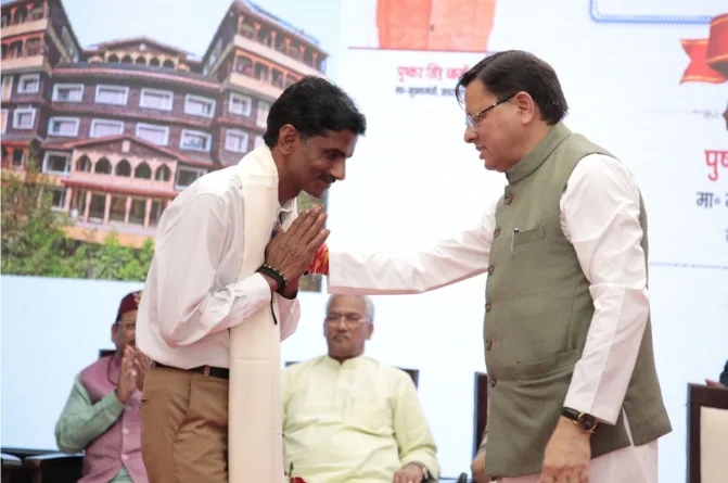 उत्तराखण्ड राज्य अतिथि गृह ‘उत्तराखण्ड निवास’ के लोकार्पण के अवसर पर किया श्रमिकों को शॉल ओढ़ाकर सम्मानित