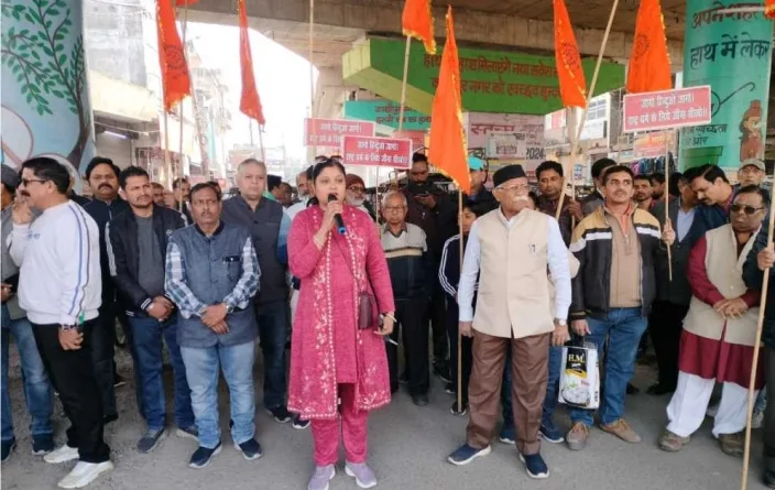 धर्मयात्रा महासंघ ने बांग्लादेश सरकार का पुतला फूंककर अपने रोष का इजहार किया