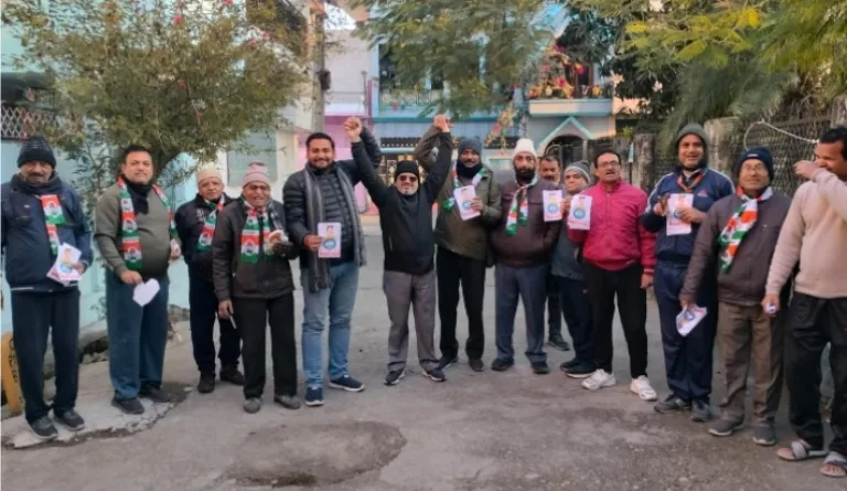 कांग्रेस कार्यकर्ता ने किया सुबह-सुबह टांडा- शुगर फैक्ट्री रोड पर एलआईसी आफिस में चुनाव प्रचार