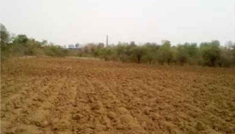 उत्तराखण्ड 3 जनवरी 2024 मानपुर फिरोजपुर की खसरा खतौनी ऑनलाइन होने से विस्थापितों में खुशी काशीपुर। पौड़ी गढ़वाल की कोटद्वार तहसील से विस्थापित 54 परिवारों को लंबे संघर्ष के बाद आखिरकार संक्रमणीय भूमिधरी वर्ग ए(क) का अधिकार मिल गया है। अब यह गांव मानपुर फिरोजपुर के नाम से ऑनलाइन होने से विस्थापितों में खुशी है। अब सरकारी अभिलेखों के हिसाब से यह परिवार सरकारी सुविधाओं के हकदार हो गए हैं। वर्ष 1994 में कोटद्वार के गांव धारा, झिरना, कोठीरो के 54 परिवारों को शासन-प्रशासन ने यह कहकर विस्थापित किया था कि यह क्षेत्र वन बंदोबस्त के तहत प्रोजेक्ट कार्बेट टाइगर रिजर्व क्षेत्र में आ गया है। इसके चलते शासन-प्रशासन ने सभी को काशीपुर के मानपुर स्थित नई बस्ती में विस्थापित कर दिया था। तब सभी 54 परिवार यहां आकर बस गए थे लेकिन इनको सरकारी योजनाओं का लाभ नहीं मिल रहा था। विस्थापित अनिल भारद्वाज ने बताया कि लगभग तीस साल से यहां रहने वाले परिवारों ने तमाम आंदोलन किए लेकिन कोई सुनवाई नहीं हुई। इसके बाद विस्थापितों ने राज्य के मुख्यमंत्री पुष्कर सिंह धामी से मुलाकात कर अपनी व्यथा बताई। लगभग डेढ़ वर्ष पहले कुमाऊं कमिश्नर दीपक रावत काशीपुर आए थे। तब विस्थापितों ने उन्हें अपनी परेशानी से उन्हें बताई। इसके बाद भूमिधरी की प्रक्रिया शुरू हुई। इसके बाद 18 जुलाई 2023 को एसडीएम अभय प्रताप सिंह ने मानपुर नई बस्ती में पहुंचकर विस्थापित 54 परिवारों को प्रपत्र-10 बांटे थे। इसमें तय समय सीमा में कोई आपत्ति नहीं आने पर शासन को भूमिधरी हक संबंधी स्वीकृति पत्र भेजा गया था। इसके बाद 18 जनवरी 2024 को सचिव राजस्व ने भूमिधरी अधिकार की अधिसूचना जारी की इसके बाद से गांव में खुशी का माहौैल है लेकिन गांव तहसील में ऑनलाइन नहीं होने से निराशा थी। अभय प्रताप सिंह, एसडीएम, काशीपुर ने बताया कि पौड़ी गढ़वाल की कोटद्वार तहसील से विस्थापित 54 परिवारों को लंबे संघर्ष के बाद वर्ग ए(क) का अधिकार मिल गया है। अब विस्थापित आसानी से अपनी खतौनी ले सकेंगे। साथ ही सरकारी सुविधा का लाभ पाने में आसानी होगी।