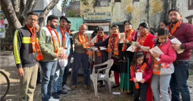 नुक्कड सभा व घर-घर, दुकान दुकान जाकर गिना रही अपने कार्यो की उपलब्धियां