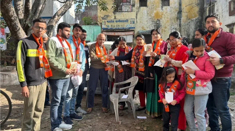 नुक्कड सभा व घर-घर, दुकान दुकान जाकर गिना रही अपने कार्यो की उपलब्धियां