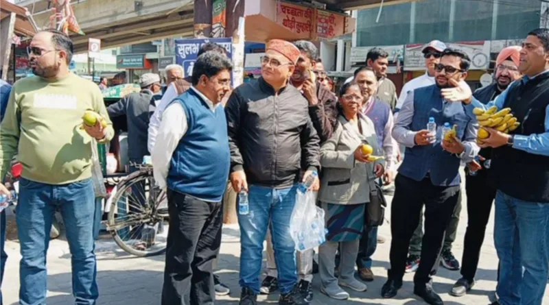 काशीपुर में पत्रकारों ने कांवरियों की सेवा में पेश की मिसाल, मेयर दीपक बाली व एसडीएम अभय प्रताप सिंह रहे मौजूद