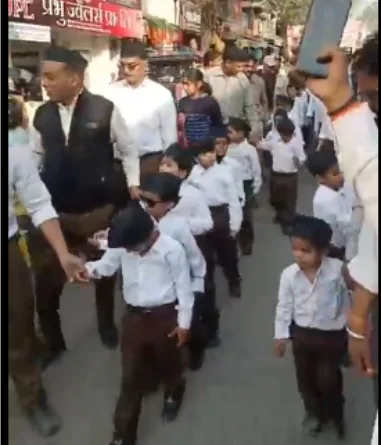 नगर में निकला शिशु पथ संचलन