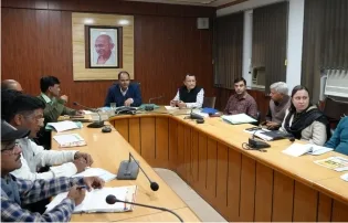 जिलाधिकारी नितिन सिंह भदौरिया ने जिला सभागार में मासिक स्टाफ बैठक