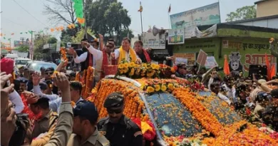 मुख्यमंत्री के रोड शो के दौरान स्थानीय लोगों ने जगह-जगह पुष्प वर्षा