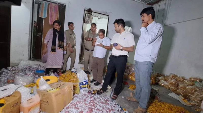 अवैध रूप से संचालित हो रही एक जूस पाउच फैक्टरी का भंडाफोड़