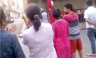 कपड़े के शोरूम में लगी भीषण आग