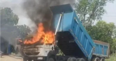 हाई वोल्टेज लाइन की चपेट में आने से डंपर में लगी आग