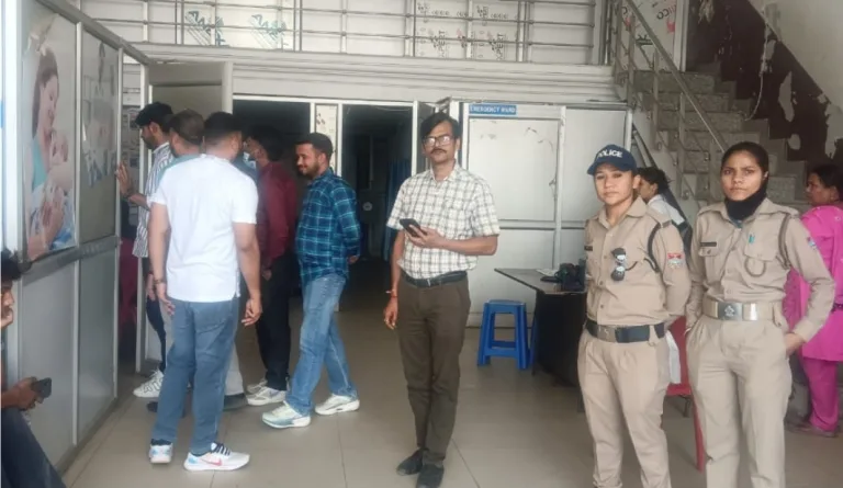 बाजपुर प्रशासन एवं स्वास्थ्य विभाग के सयुंक्त छापेमारी में 06 आशा क़ो धर दबोचा