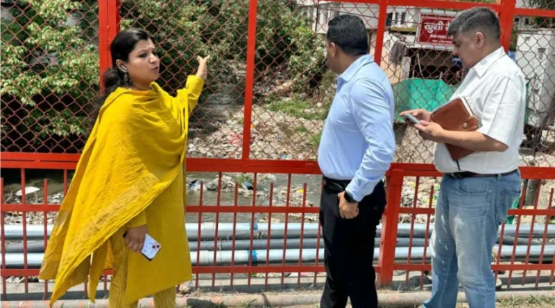 नगर आयुक्त नगर निगम नमामि बंसल द्वारा शहर में स्वच्छता एवं ड्रेनेज व्यवस्था को लेकर व्यापक फील्ड निरीक्षण किया
